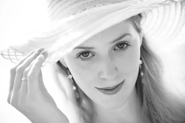 Mladá žena v klobouku portrét — Stock fotografie