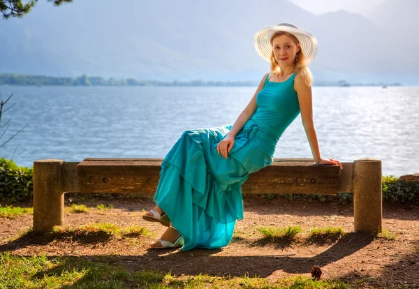 Νεαρή γυναίκα με μπλε φόρεμα — Φωτογραφία Αρχείου