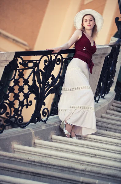 Junge schlanke Frau auf der Treppe — Stockfoto