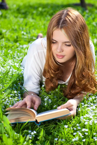 Fiatal nő olvasás könyv — Stock Fotó