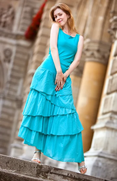 Junge schlanke Frau im Kleid — Stockfoto