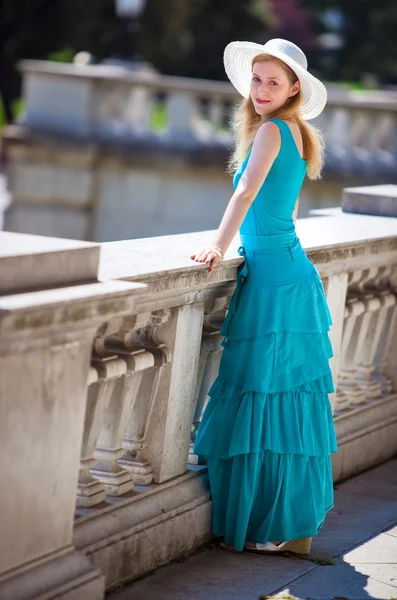 Jonge slanke vrouw in jurk — Stockfoto
