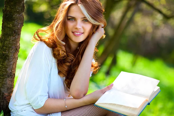Νεαρή γυναίκα διαβάζει βιβλίο — Φωτογραφία Αρχείου