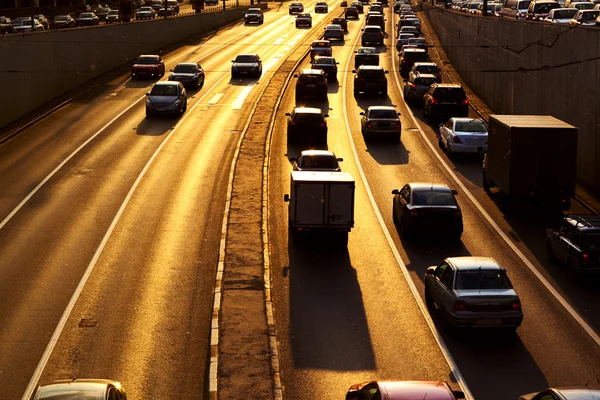 Autostrada con un sacco di auto — Foto Stock