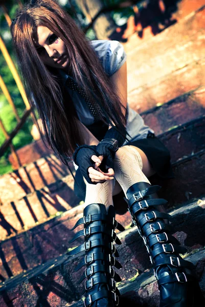 Joven gótica sentada en las escaleras — Foto de Stock