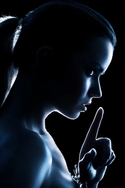 Mladá žena zobrazeno tiché handsign — Stock fotografie