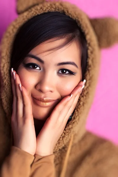 Mladí Japonsko žena v medvěd obleku — Stock fotografie