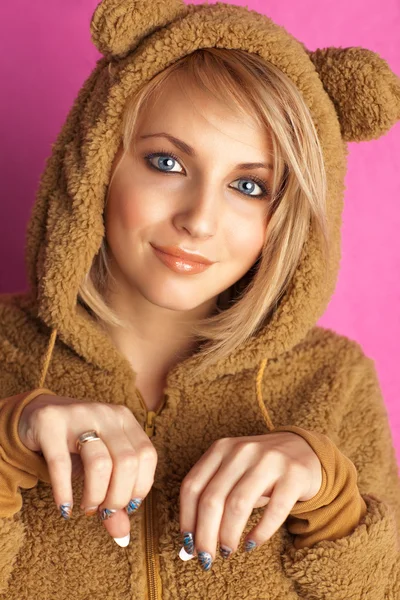 Mladá žena v medvěd obleku — Stock fotografie