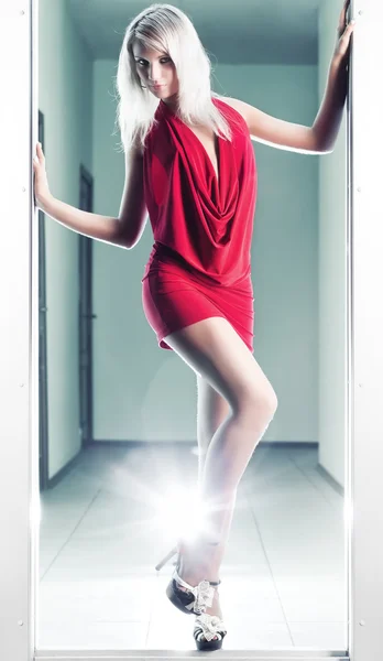 Сексуальна струнка жінка в червоній сукні — стокове фото