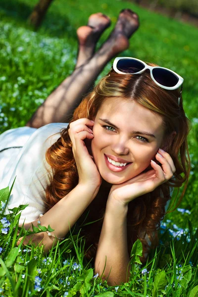 Młoda kobieta leżąca na trawie — Zdjęcie stockowe