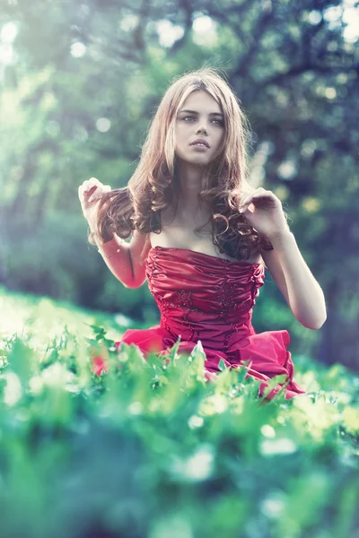Mladá žena v červených šatech — Stock fotografie