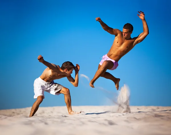 Dois jovens lutando esporte — Fotografia de Stock