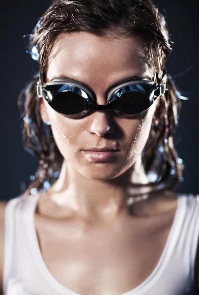 Mladá žena plavec portrét — Stock fotografie