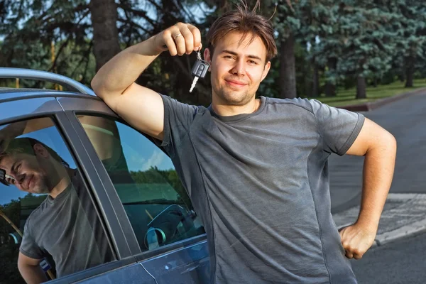 Młody człowiek z nowego samochodu — Zdjęcie stockowe