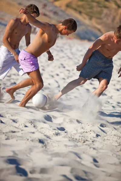Юноши играют в футбол — стоковое фото