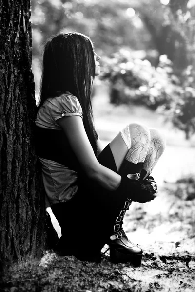 Unga toughtful kvinna sitter i park — Stockfoto