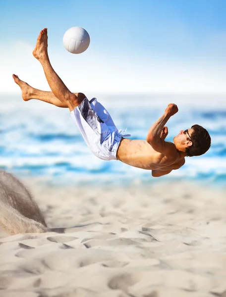 Молодий чоловік грає у футбол — стокове фото