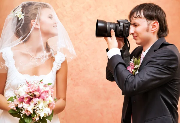 Marido tirando foto de sua esposa — Fotografia de Stock