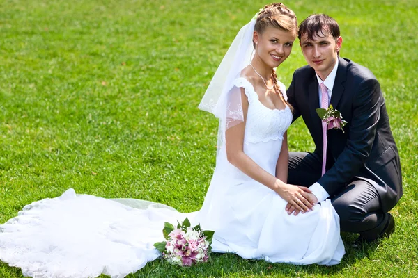 Молодая свадебная пара — стоковое фото