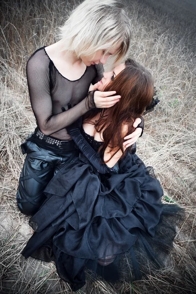 Jovem casal gótico ao ar livre — Fotografia de Stock