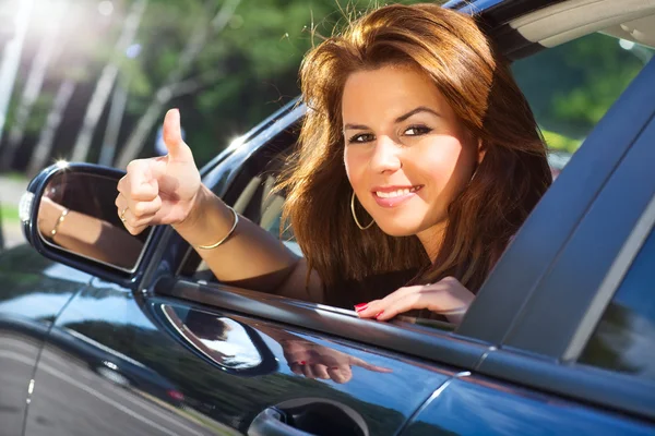 Junge Frau schaut aus Auto Stockbild
