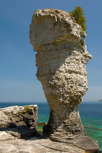 Flowerpot isla roca — Foto de Stock