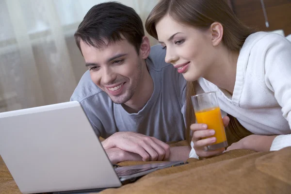 Couple with Laptop — Stock Photo, Image