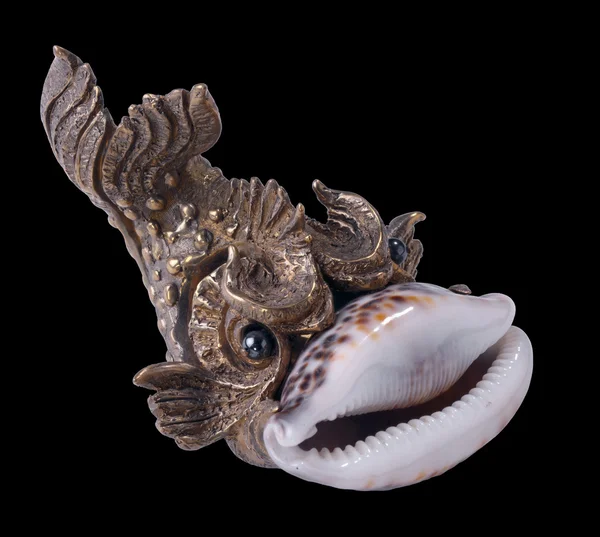Fisk. shell, guld, brons, haematite, 6 x 12 x 8 cm. — Stockfoto