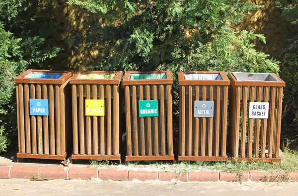 Caixas de reciclagem para a segregação de resíduos — Fotografia de Stock