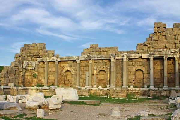 Ruiny římského chrámu v boku — Stock fotografie