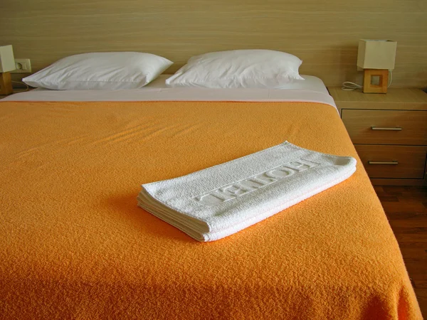 Bed with white towels — Stockfoto