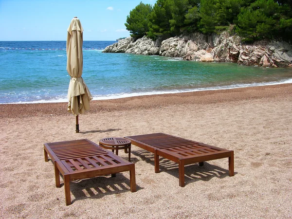 Twee stoelen op lege strand — Stockfoto