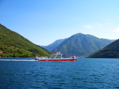 kotor Körfezi içinde feribot