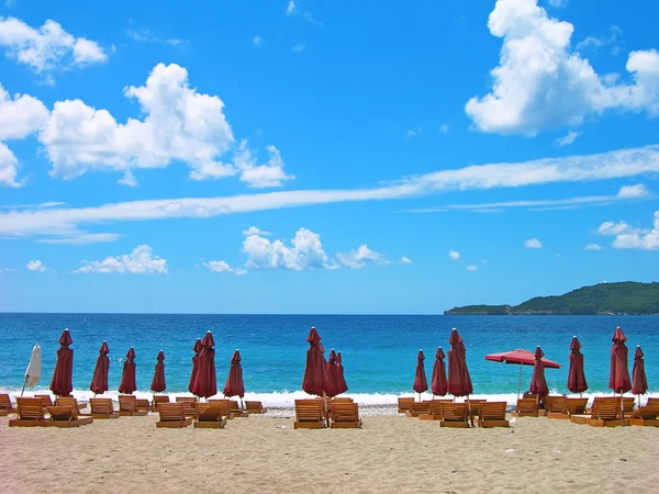 Schöner Strand mit Liegestühlen und Sonnenschirmen — Stockfoto