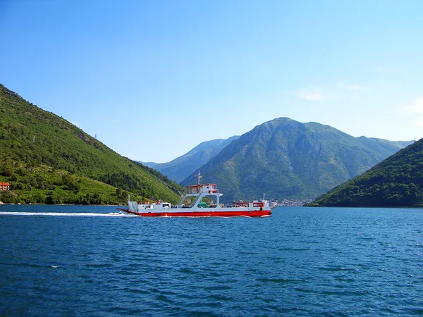 Ferry en la bahía de Kotor — Foto de Stock