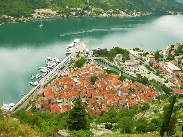 Kotor cidade velha e baía de Kotor, Montenegro — Fotografia de Stock