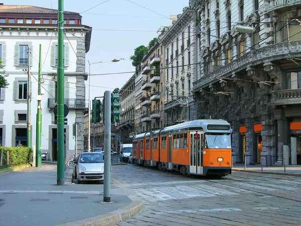 Milan ulice s oranžovou tramvají — Stock fotografie