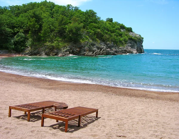 Playa vacía con dos sillas — Foto de Stock