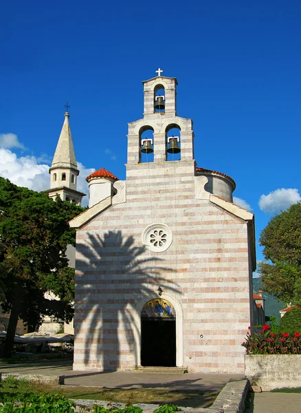 Kerk van de heilige drie-eenheid, budva, montenegro — Stockfoto
