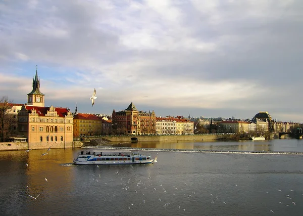 Набережная реки Влтавы, Прага — стоковое фото