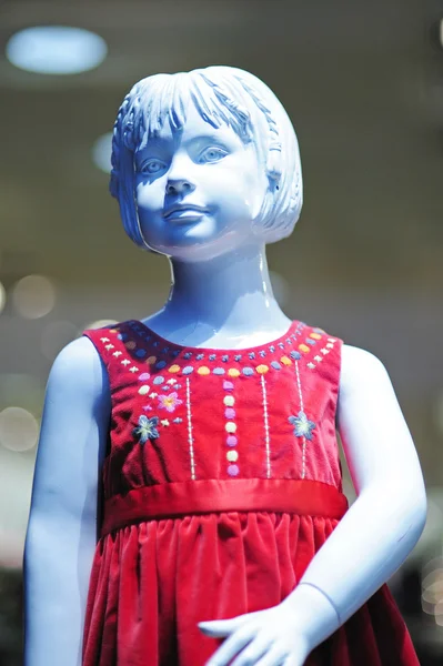 Кукла девушки в красном платье — стоковое фото