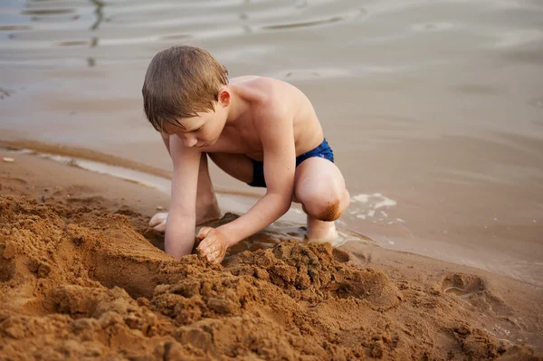 Pojken bygger på sand — Stockfoto