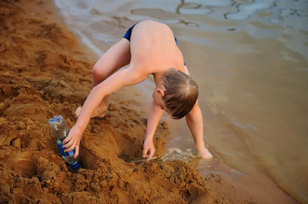 Il ragazzo costruisce sulla sabbia — Foto Stock