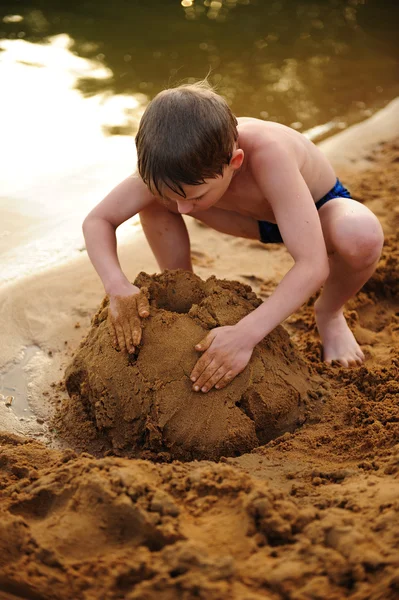 A fiú épül homok — Stock Fotó