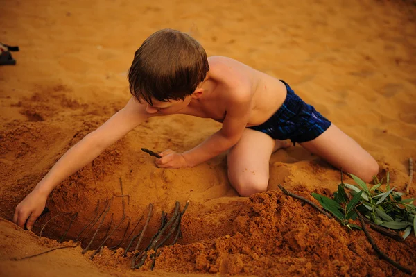 Το αγόρι που χτίζει στην άμμο — Φωτογραφία Αρχείου