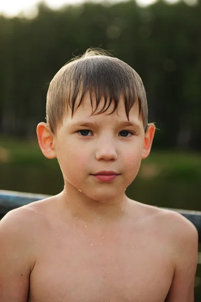 Мальчик строит на песке — стоковое фото