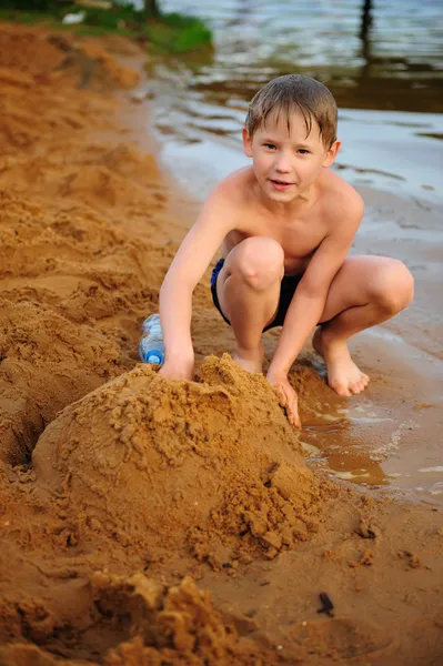 Der Junge baut auf Sand — Stockfoto