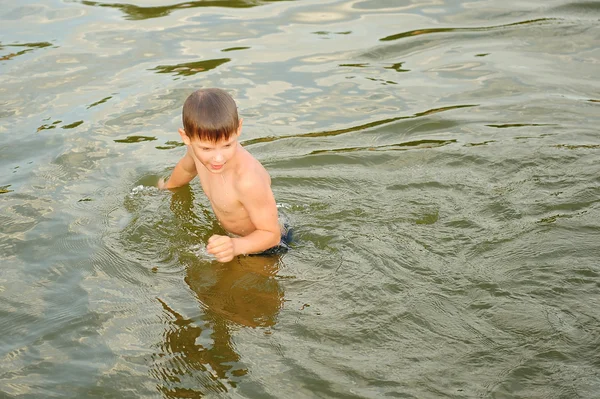 Chlapec je založena na písku — Stock fotografie