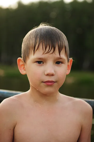 Хлопчик будує на піску Ліцензійні Стокові Фото