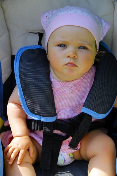 Baby flicka i bilbarnstol för barn säkerhet — Stockfoto